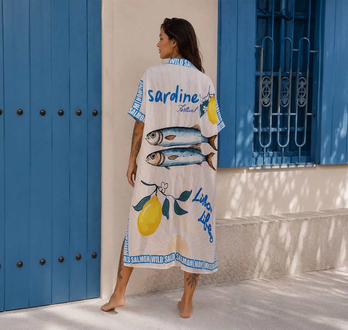 Vestido camisero con ilustraciones de limones y motivos mediterráneos. Diseño artístico, fresco y perfecto para tus vacaciones. ¡Hazlo tuyo en Badhabitsx!