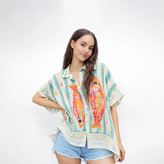 Camisa oversized diseñada para quienes no buscan encajar. Color, ironía y estilo sin reglas para tus noches más improvisadas. ¡Hazte notar con Badhabitsx!