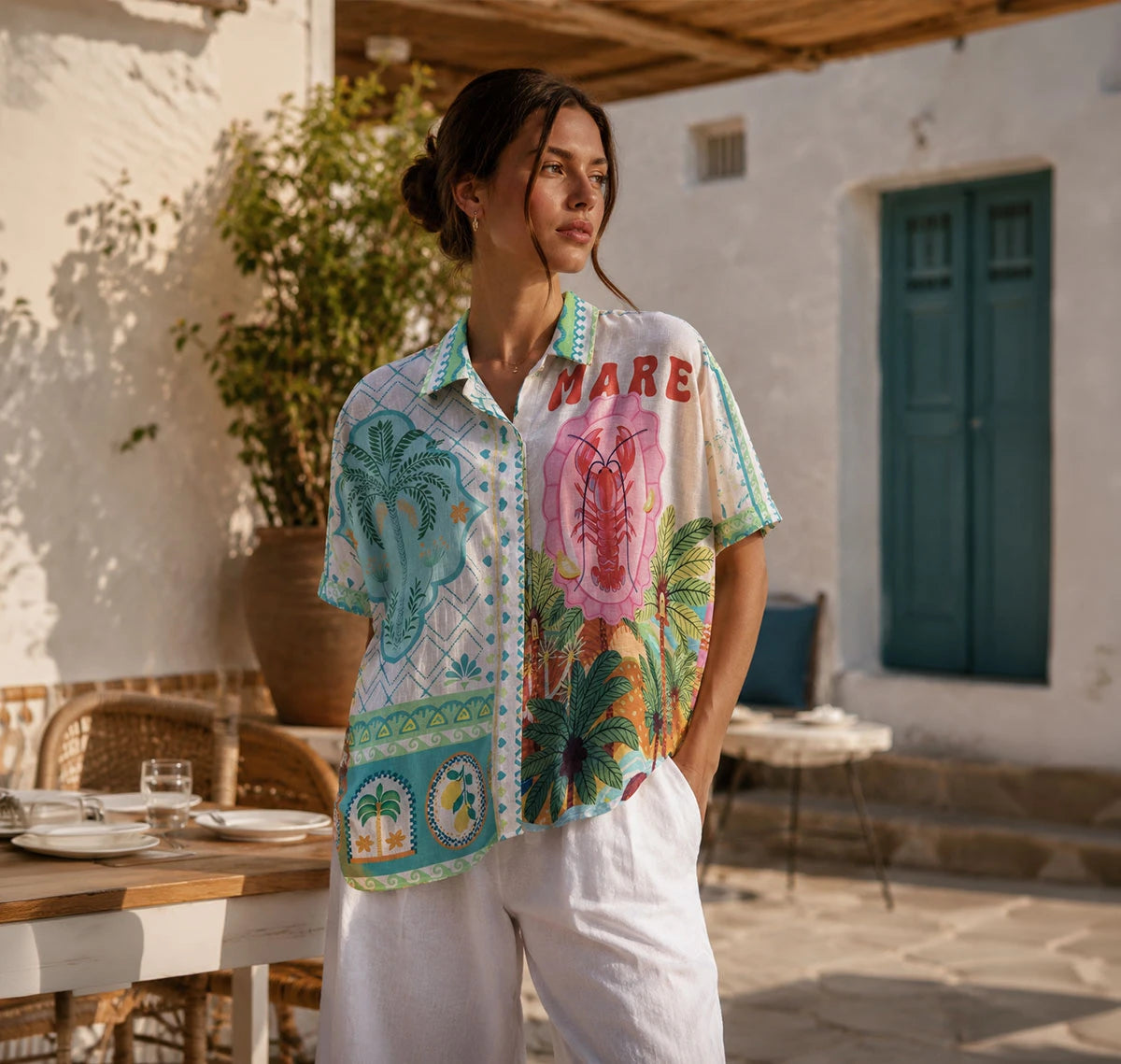 Camisa oversized con esencia mediterránea y tonos pastel. Un diseño artístico e inspirado en el verano italiano. ¡Consigue este look effortless en Badhabitsx!