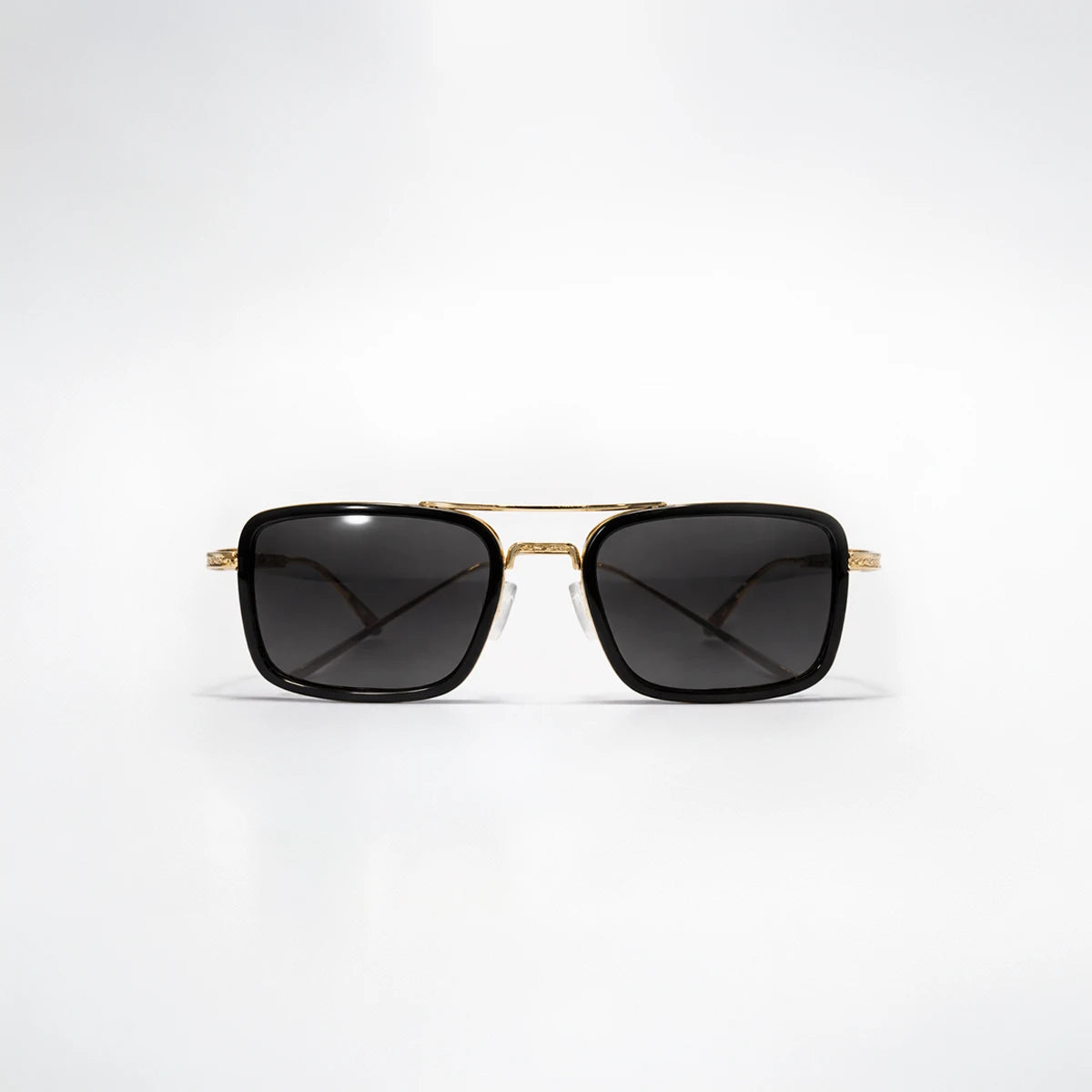 Gafas de sol redondeadas Soho Noir en color negro profundo con detalles en estructura metálica dorada y lentes gris oscuro.
