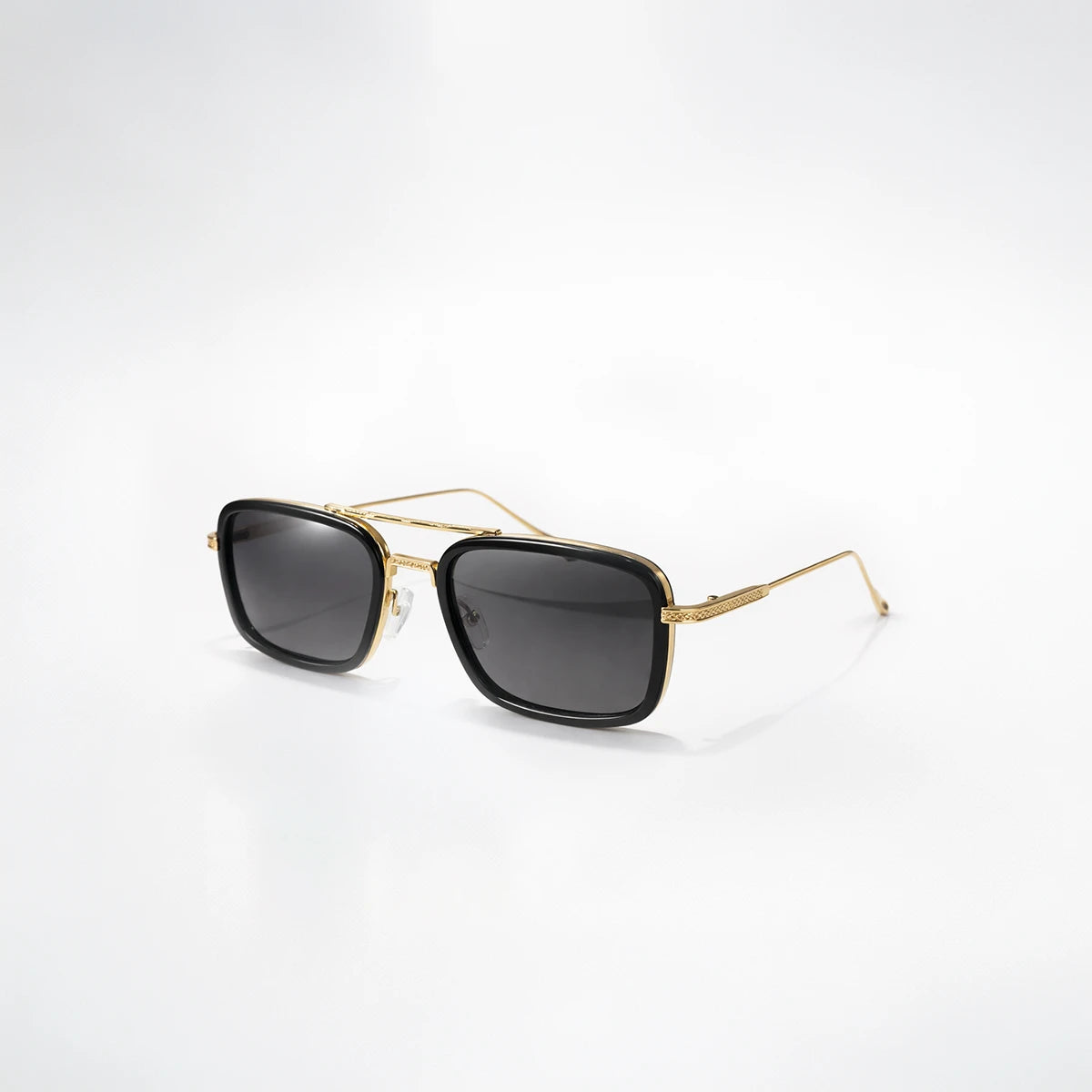 Gafas de sol redondeadas Soho Noir en color negro profundo con detalles en estructura metálica dorada y lentes gris oscuro.

