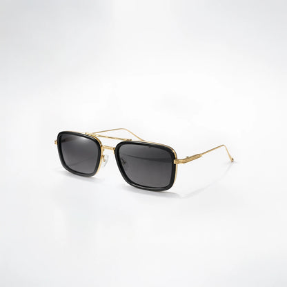 Gafas de sol redondeadas Soho Noir en color negro profundo con detalles en estructura metálica dorada y lentes gris oscuro.

