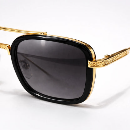 Gafas de sol redondeadas Soho Noir en color negro profundo con detalles en estructura metálica dorada y lentes gris oscuro.
