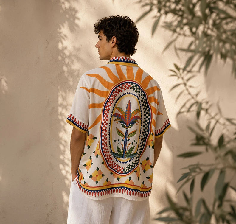 Camisa oversized con soles ilustrados y motivos de cerámica siciliana. Un diseño sofisticado, artesanal y vintage. El toque de lujo mediterráneo para tu verano. ¡Cómprala en Badhabitsx!