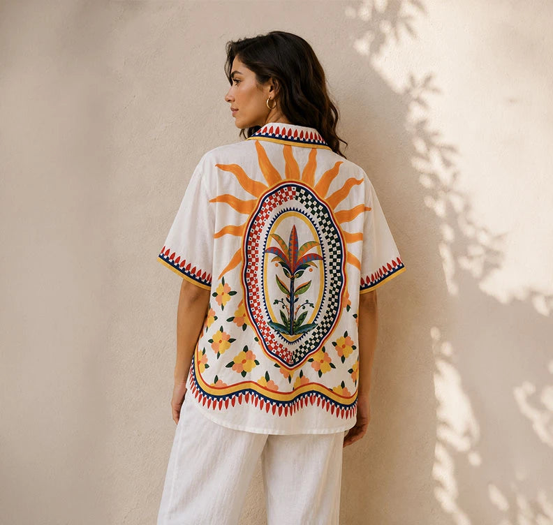 Camisa con arte mediterráneo, soles ilustrados y motivos de cerámica siciliana. Un diseño sofisticado, artesanal y con estilo vintage europeo. ¡Cómprala en Badhabitsx!