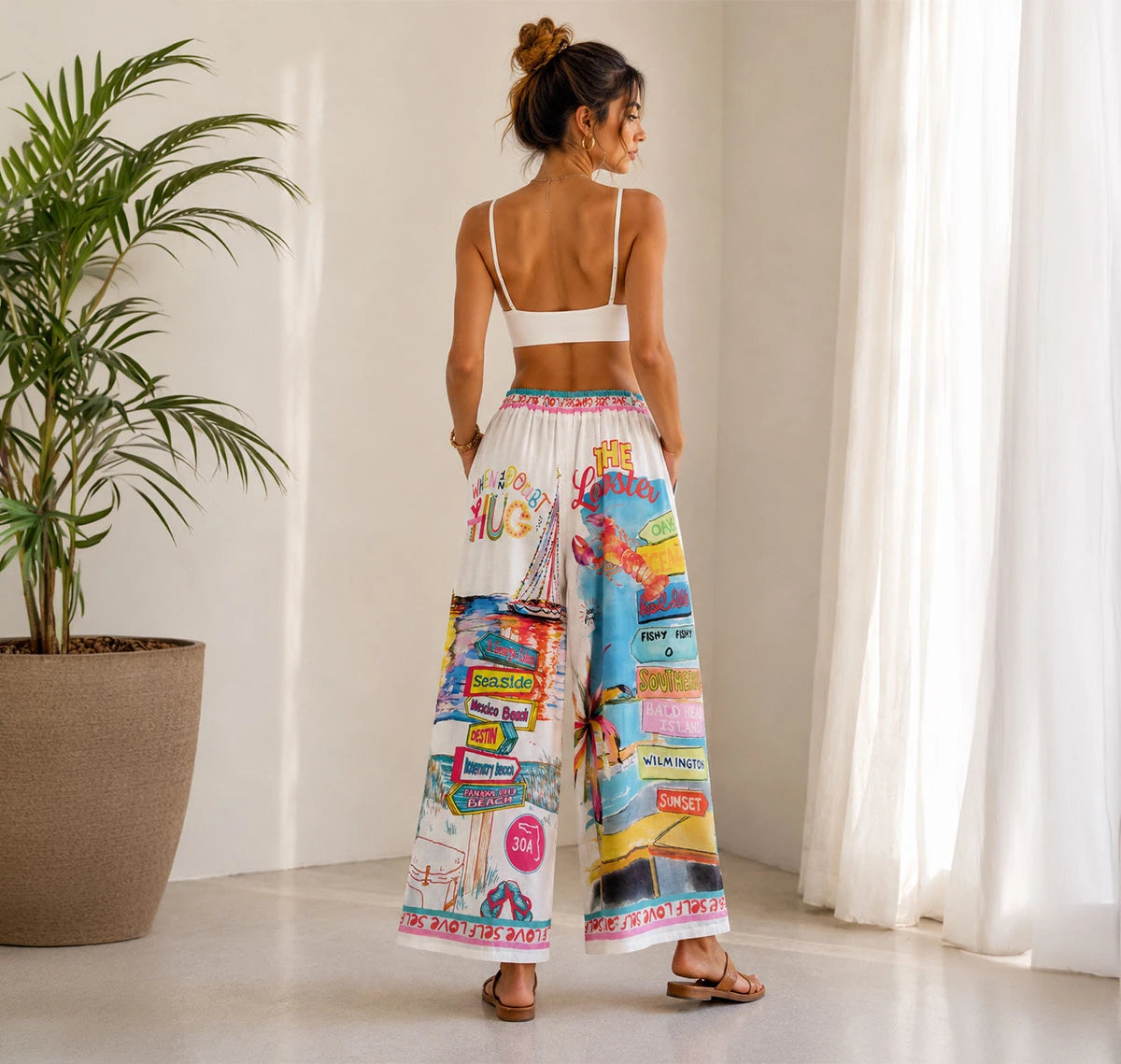 Pantalón de silueta fluida con estampado de rayas en rosa y coral. Diseño retro inspirado en el verano mediterráneo. ¡Compra tu estilo único en Badhabitsx!