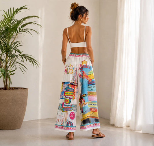 Pantalón de silueta fluida con estampado de rayas en rosa y coral. Diseño retro inspirado en el verano mediterráneo. ¡Compra tu estilo único en Badhabitsx!
