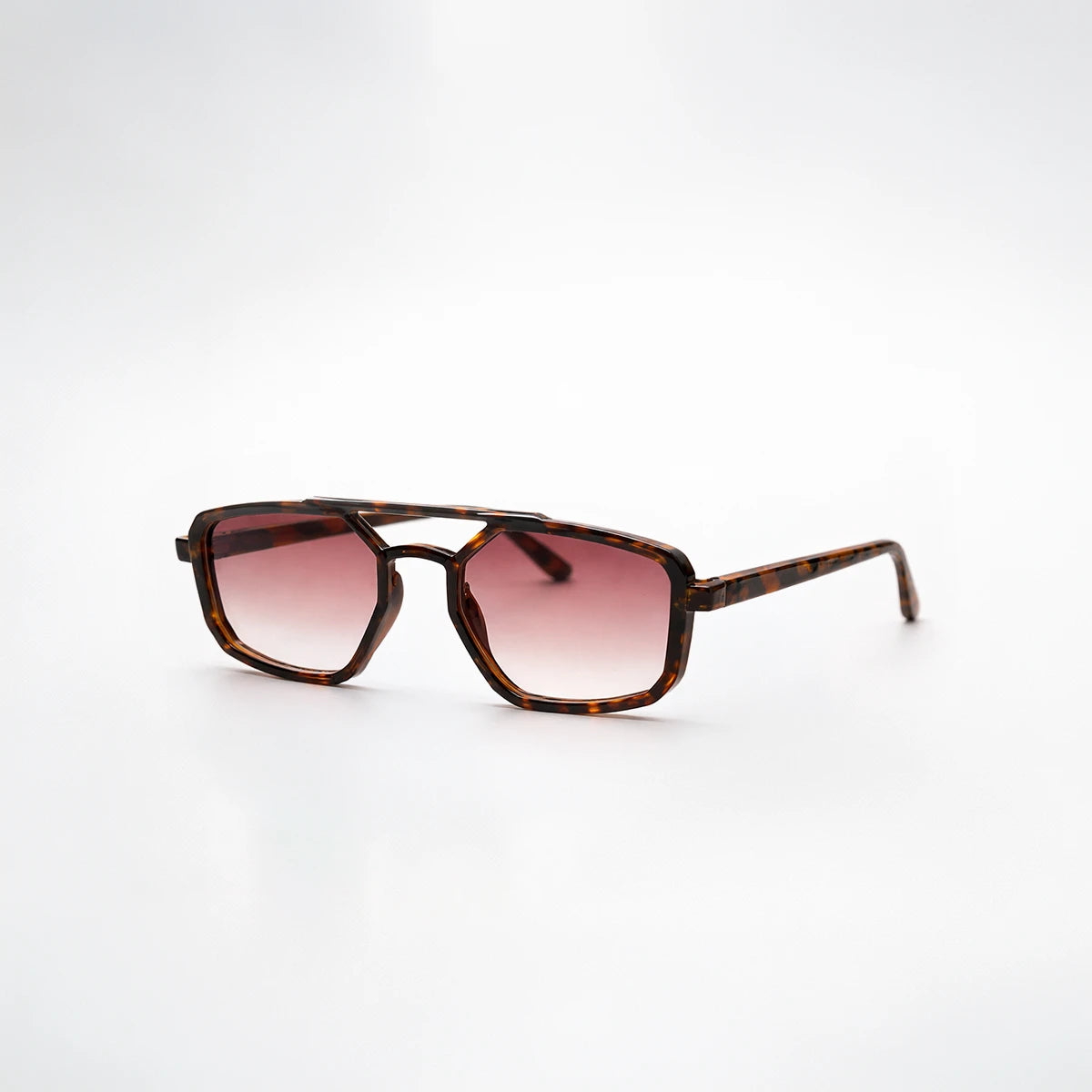 Gafas de sol rectangulares Tokyo Nights con montura de carey, diseño de doble puente y lentes en tono marrón degradado.
