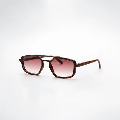 Gafas de sol rectangulares Tokyo Nights con montura de carey, diseño de doble puente y lentes en tono marrón degradado.
