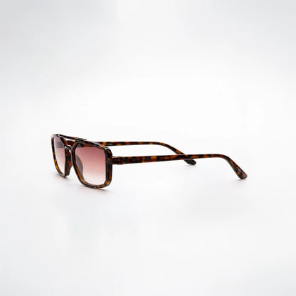 Gafas de sol rectangulares Tokyo Nights con montura de carey, diseño de doble puente y lentes en tono marrón degradado.
