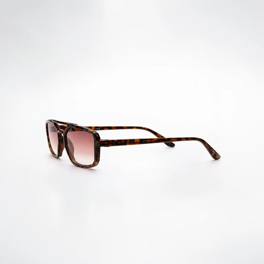Gafas de sol rectangulares Tokyo Nights con montura de carey, diseño de doble puente y lentes en tono marrón degradado.
