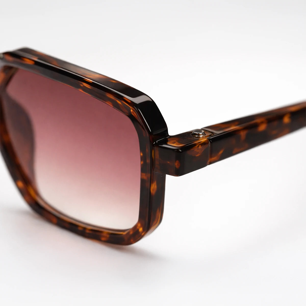 Gafas de sol rectangulares Tokyo Nights con montura de carey, diseño de doble puente y lentes en tono marrón degradado.
