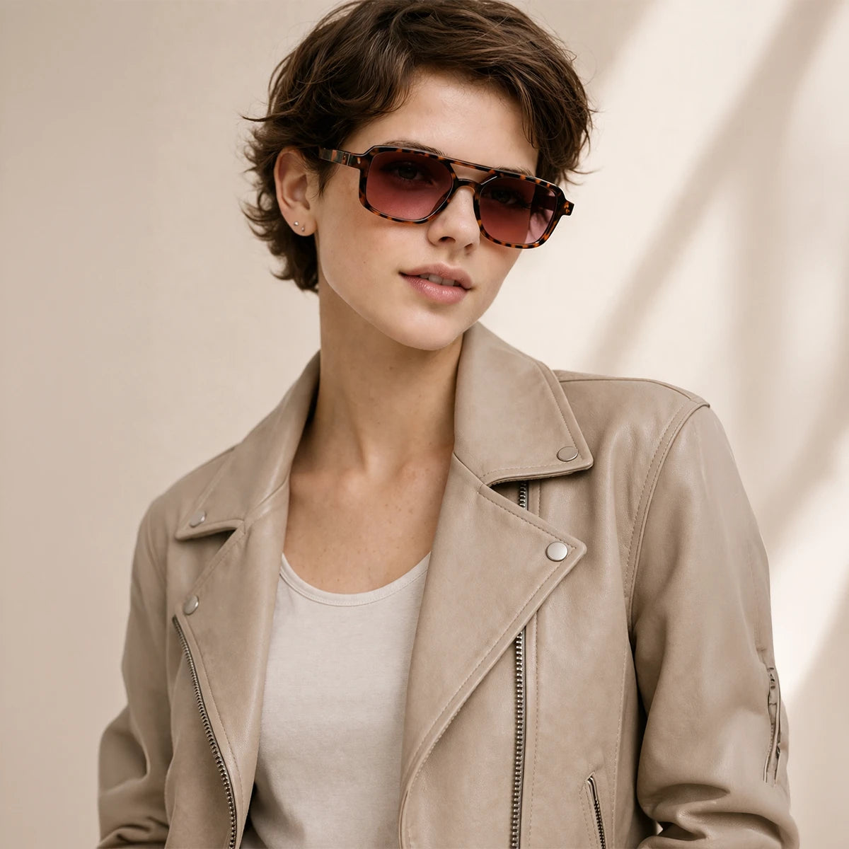 Gafas de sol rectangulares Tokyo Nights con montura de carey, diseño de doble puente y lentes en tono marrón degradado.
