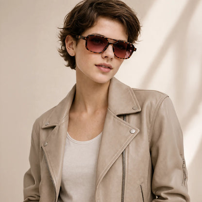 Gafas de sol rectangulares Tokyo Nights con montura de carey, diseño de doble puente y lentes en tono marrón degradado.
