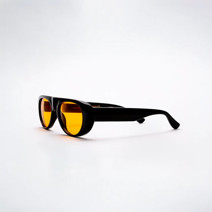 Gafas de sol ovaladas de montura gruesa negra Venice Sunset con lentes en tono amarillo naranja brillante.
