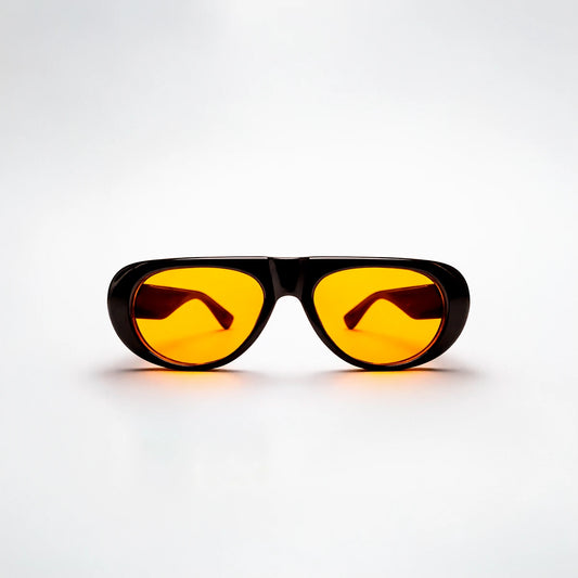 Gafas de sol ovaladas de montura gruesa negra Venice Sunset con lentes en tono amarillo naranja brillante.

