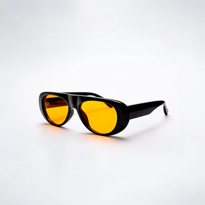 Gafas de sol ovaladas de montura gruesa negra Venice Sunset con lentes en tono amarillo naranja brillante.
